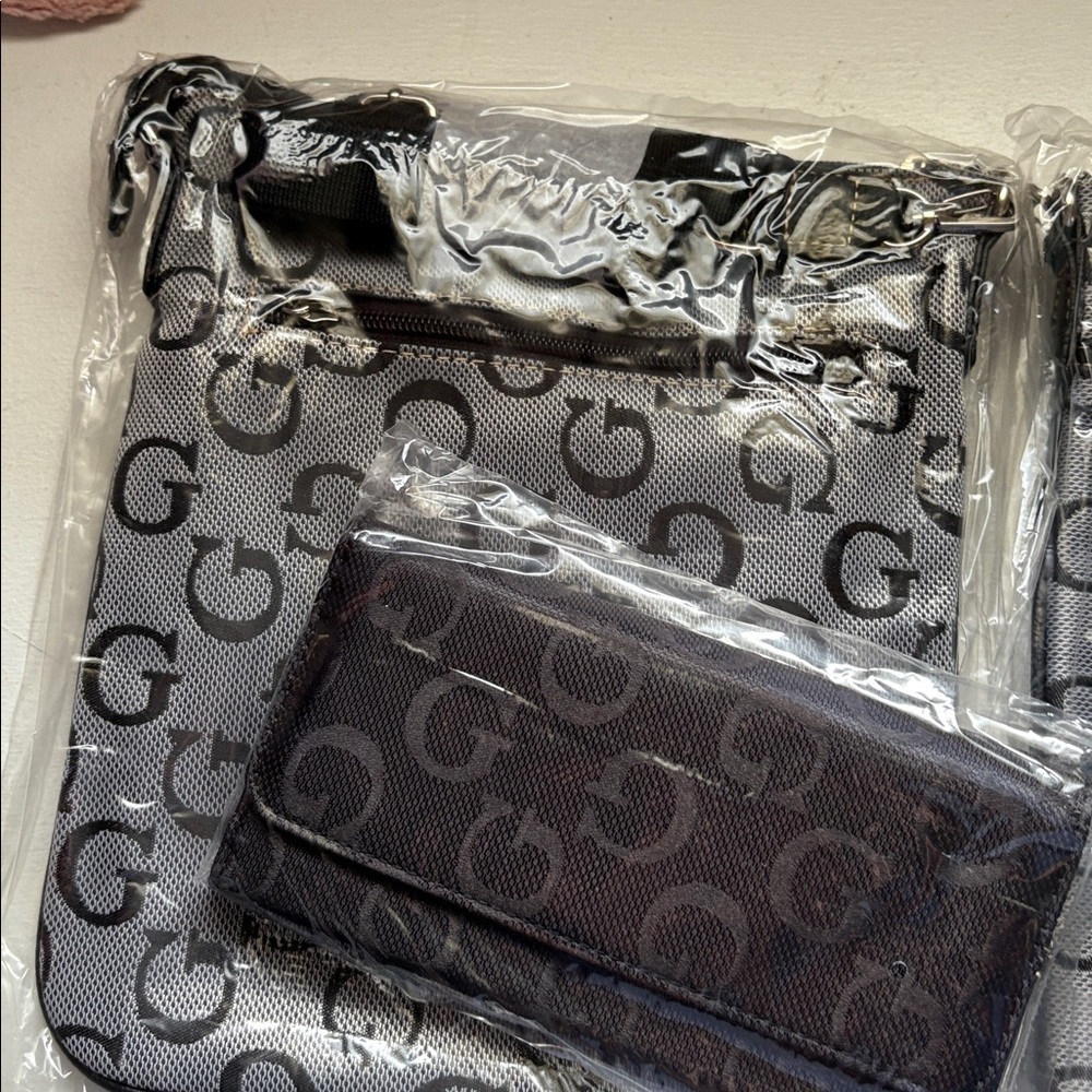 NEW-Crossbody & Matching Wallet Silver Grey
 w/t G accents &  silver hardware